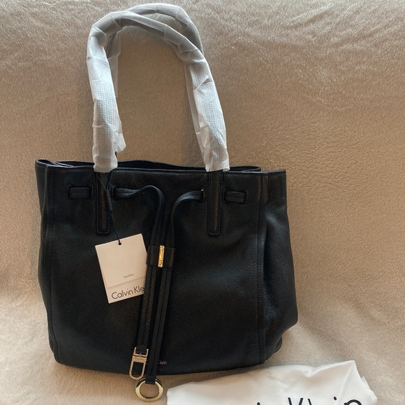 NWT Calvin Klein drawstring pebble leather shoulder bag - Picture 1 of 6